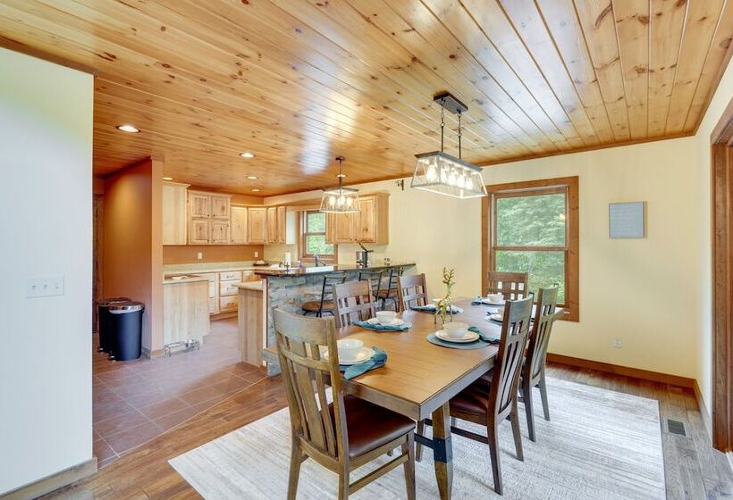 Roan Mountain Home W/ Deck Near Appalachian Trail!