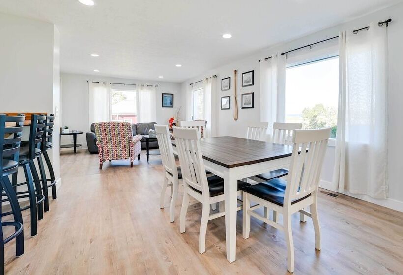 Dom Rodzinny Lakeview Getaway Walk To Lake Huron