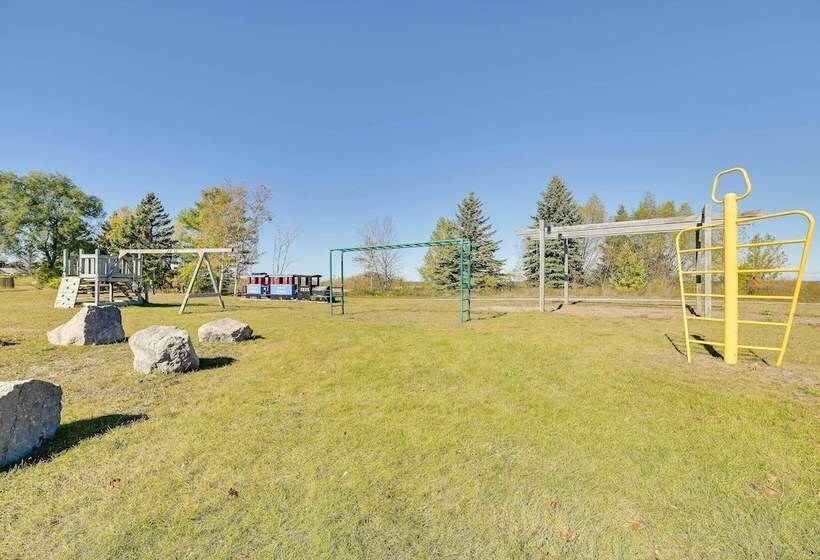 Dom Rodzinny Lakeview Getaway Walk To Lake Huron