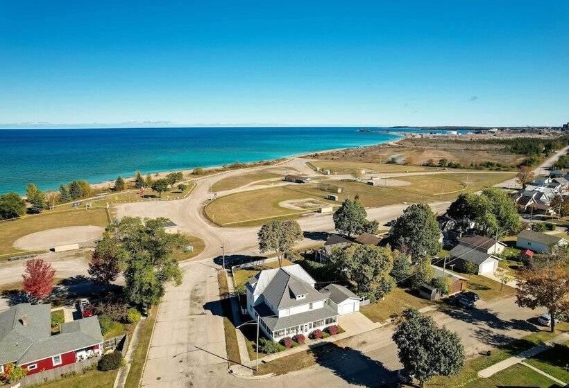 Dom Rodzinny Lakeview Getaway Walk To Lake Huron