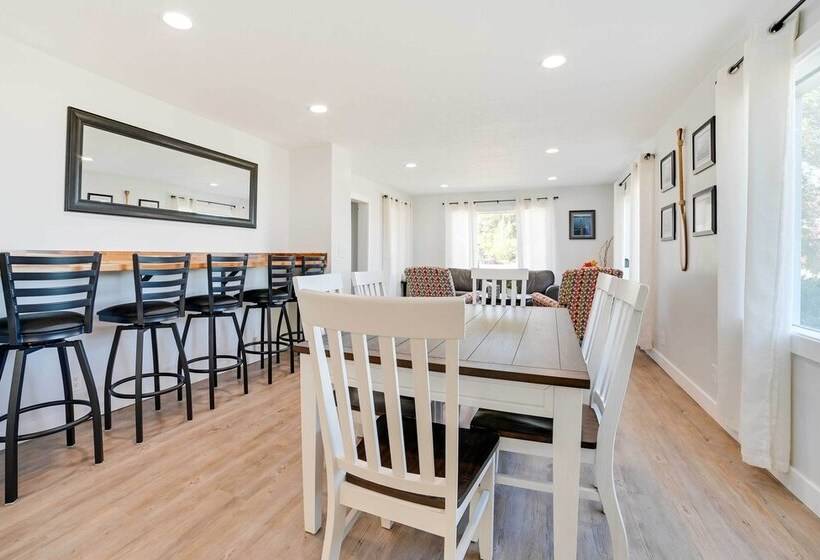 Dom Rodzinny Lakeview Getaway Walk To Lake Huron