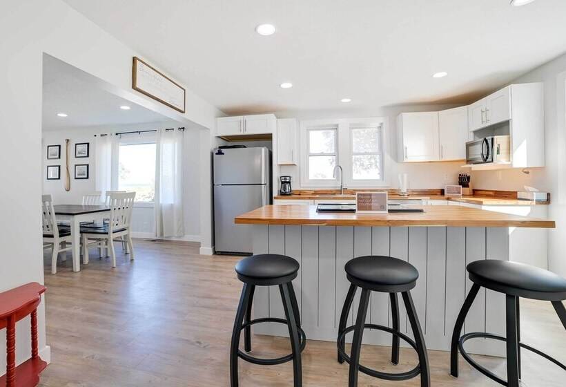 Dom Rodzinny Lakeview Getaway Walk To Lake Huron