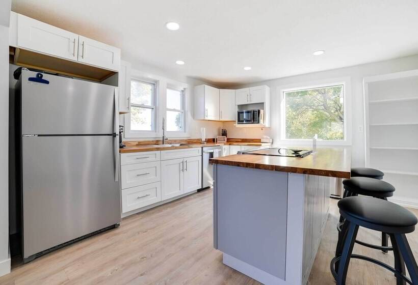 Dom Rodzinny Lakeview Getaway Walk To Lake Huron