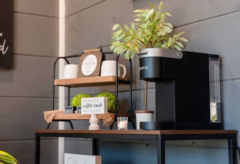 Romantic Cabin Retreat By Ghosal Luxury Lodging