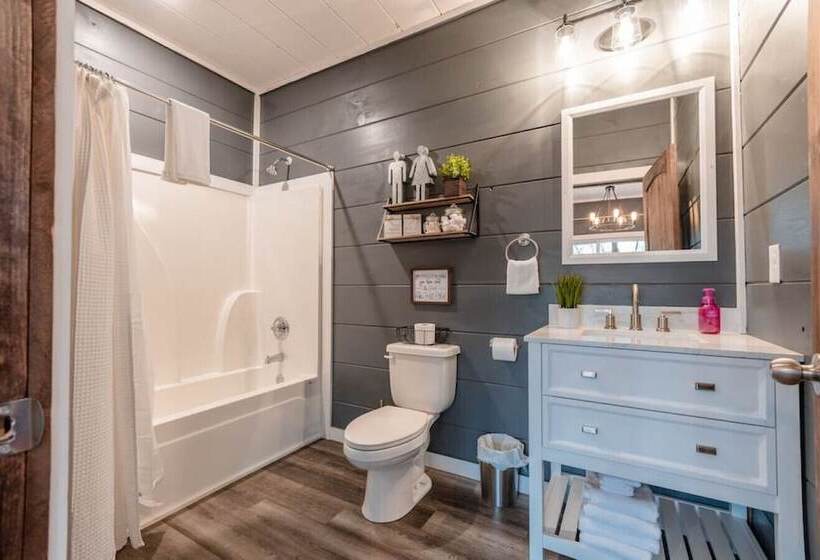 Romantic Cabin Retreat By Ghosal Luxury Lodging