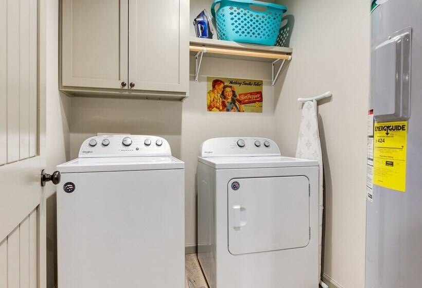 Rural Retreat W/ Covered Porch Near Jackson