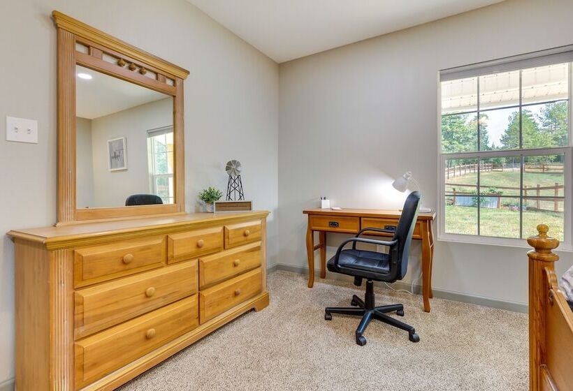 Rural Retreat W/ Covered Porch Near Jackson