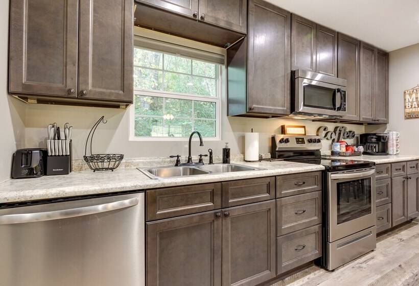 Rural Retreat W/ Covered Porch Near Jackson
