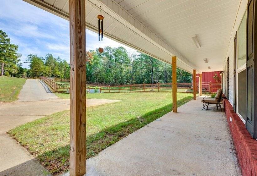 Rural Retreat W/ Covered Porch Near Jackson