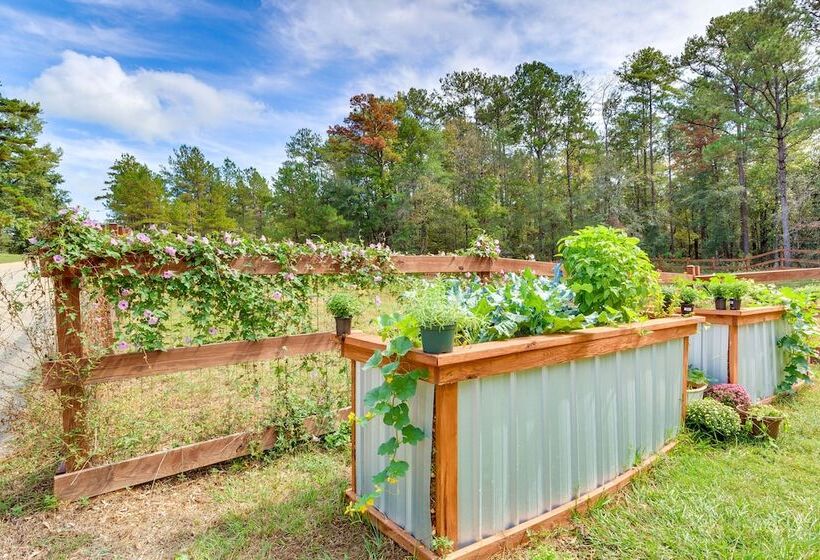 Rural Retreat W/ Covered Porch Near Jackson