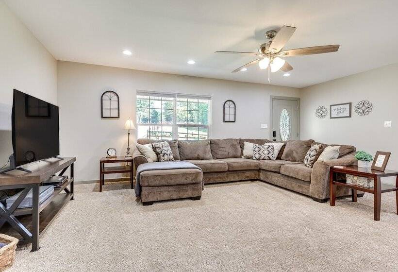Rural Retreat W/ Covered Porch Near Jackson