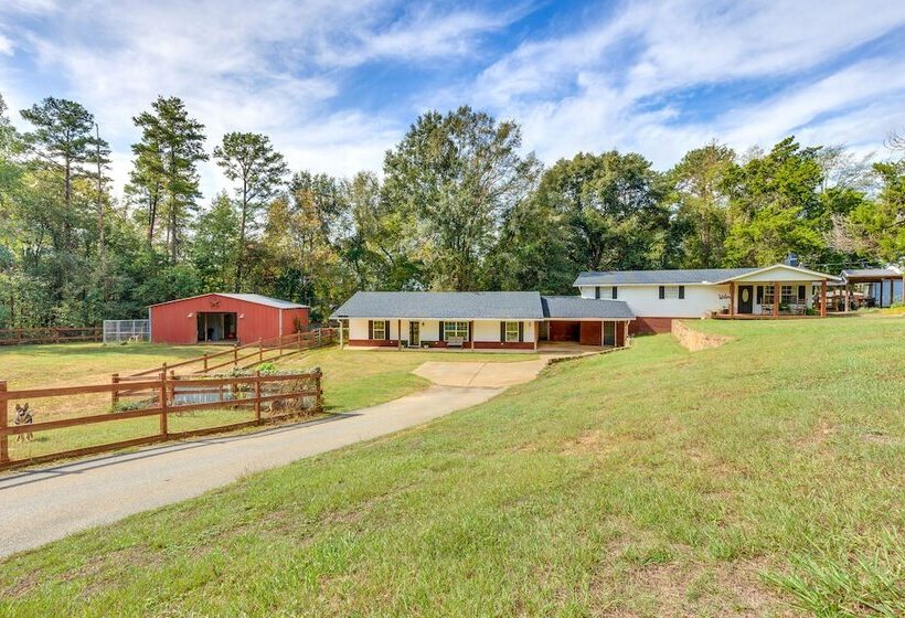 Rural Retreat W/ Covered Porch Near Jackson