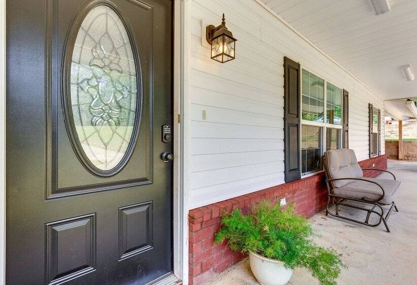 Rural Retreat W/ Covered Porch Near Jackson