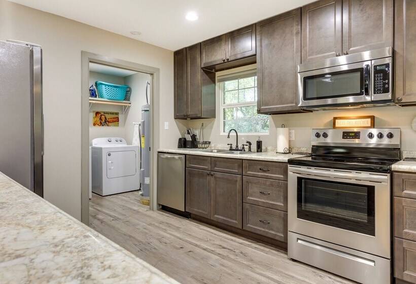 Rural Retreat W/ Covered Porch Near Jackson