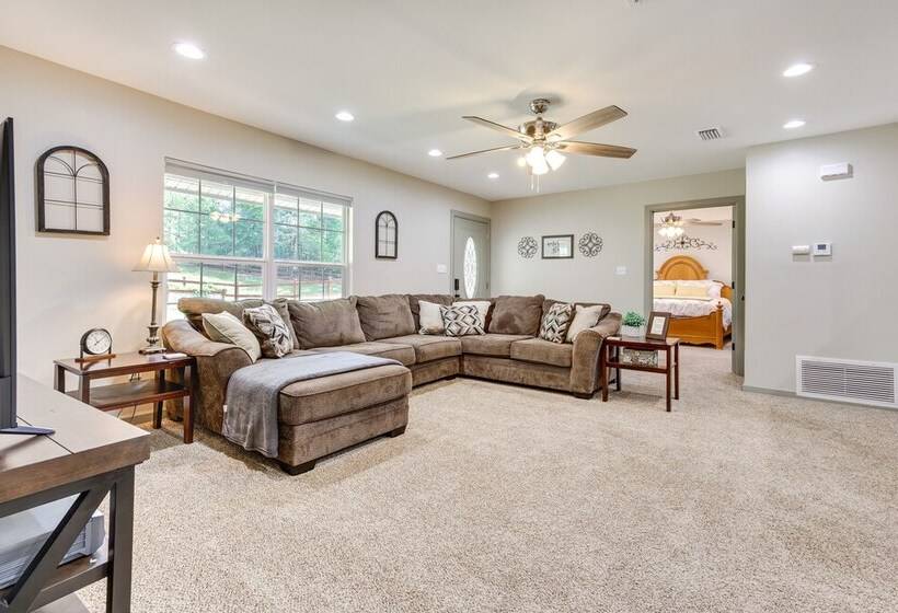 Rural Retreat W/ Covered Porch Near Jackson