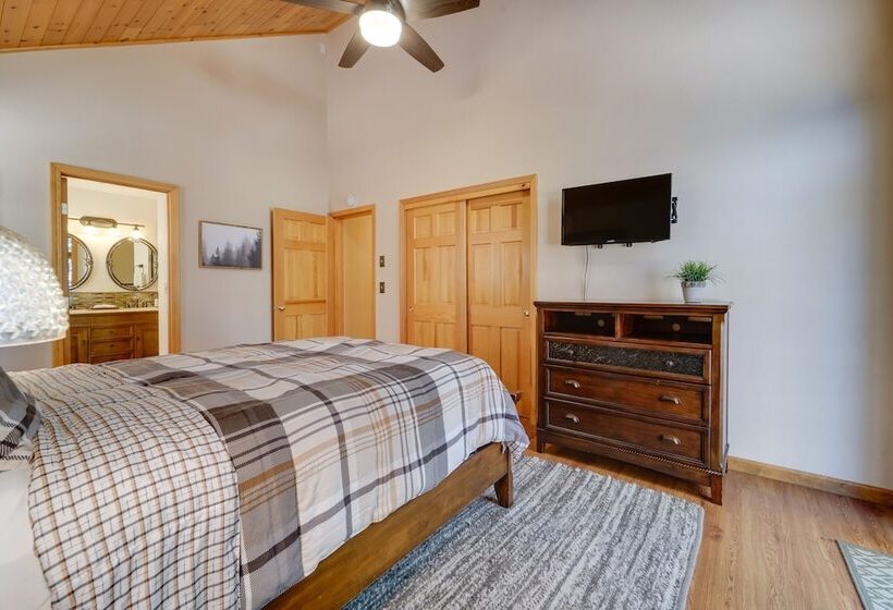 Rustic Truckee Cabin Retreat W/ Community Pool!