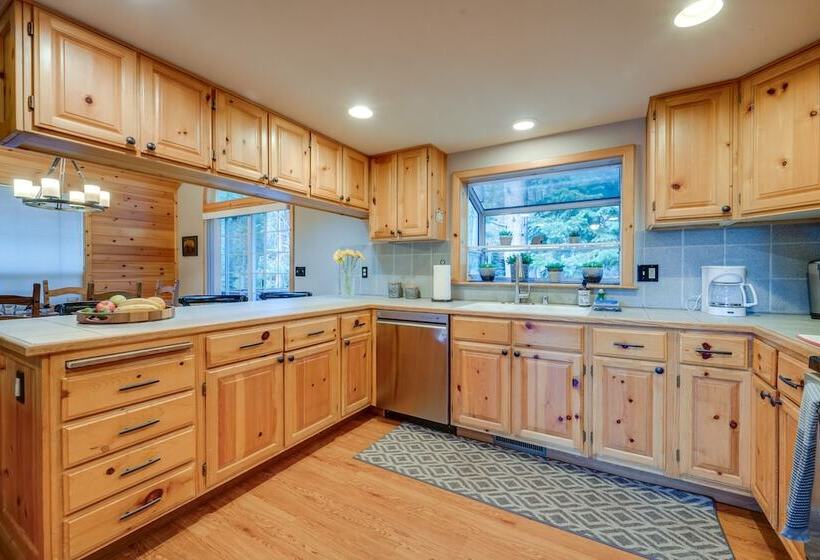 Rustic Truckee Cabin Retreat W/ Community Pool!