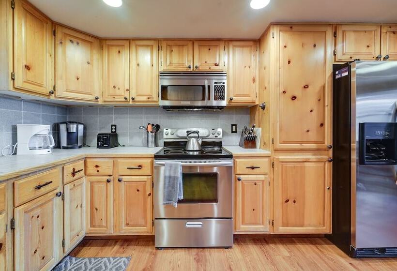 Rustic Truckee Cabin Retreat W/ Community Pool!