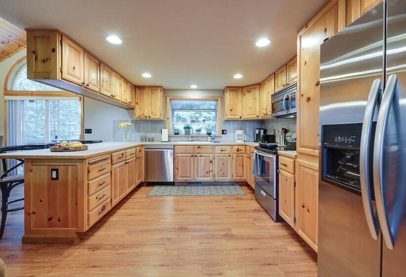 Rustic Truckee Cabin Retreat W/ Community Pool!