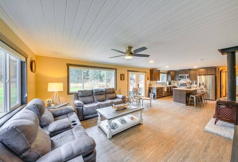 Scenic Priest Lake Vacation Rental: Deck + Views!