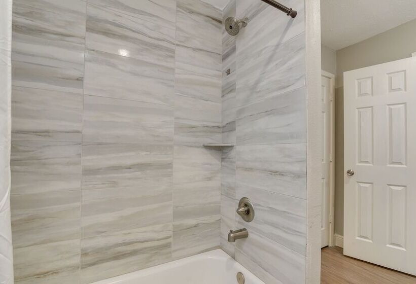 Seabrook Getaway: 5 Mi To Nasa Control Center!