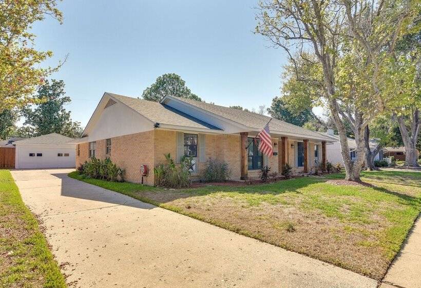 Seabrook Getaway: 5 Mi To Nasa Control Center!