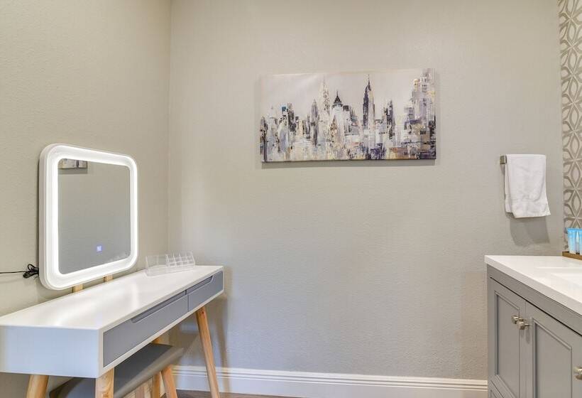 Seabrook Getaway: 5 Mi To Nasa Control Center!