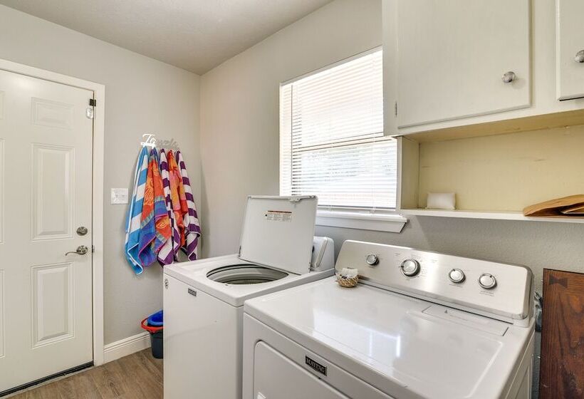 Seabrook Getaway: 5 Mi To Nasa Control Center!