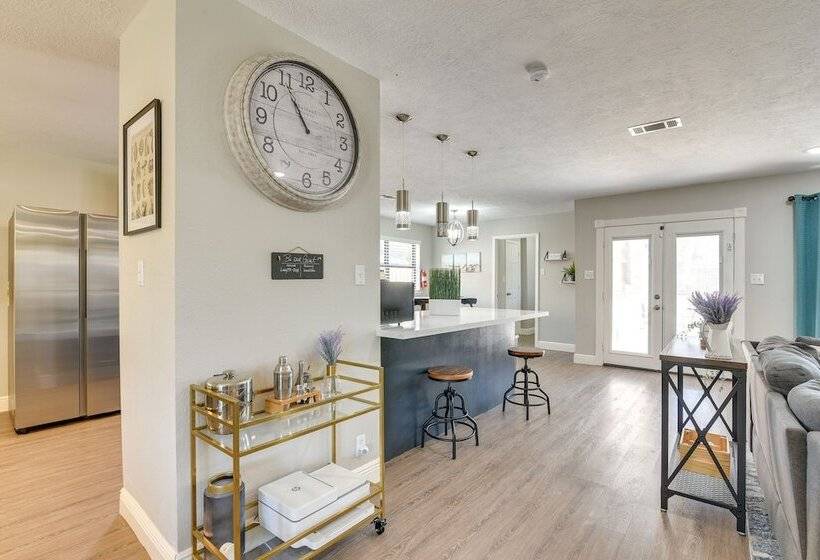 Seabrook Getaway: 5 Mi To Nasa Control Center!