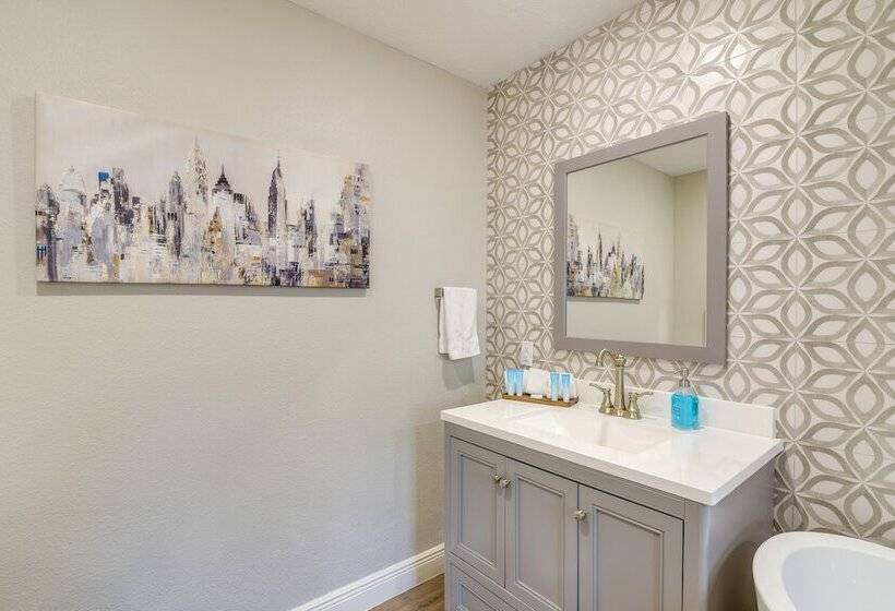 Seabrook Getaway: 5 Mi To Nasa Control Center!