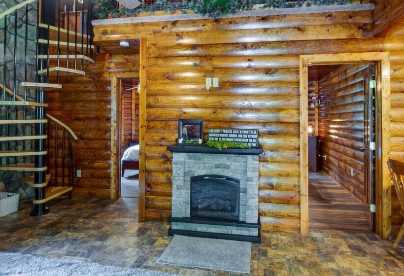 Secluded Cabin W/ On Site Creek + Trails!