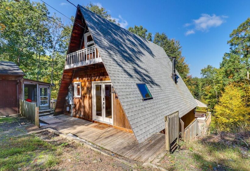 Hot Tub & Sauna: Secluded Pocono Getaway!