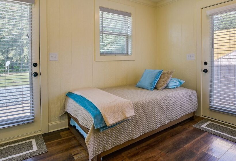 Waterfront Benson Retreat: Rescue Farm W/ A Lake!