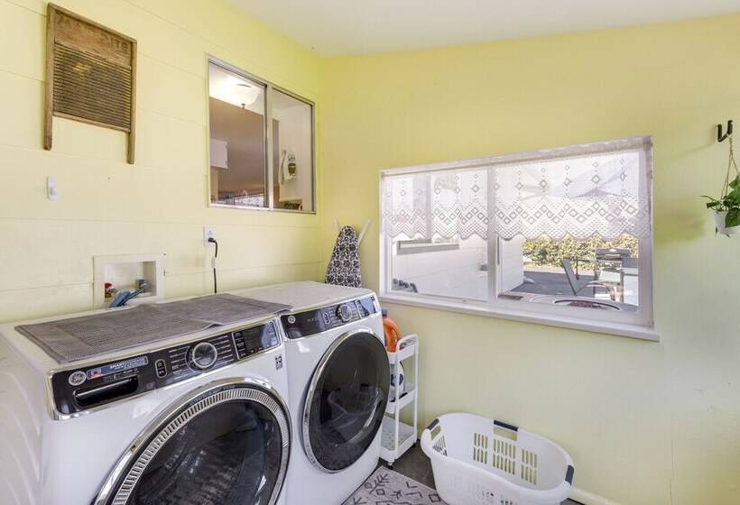 Hot Tub & Fire Pit: Serene Clifton Retreat!