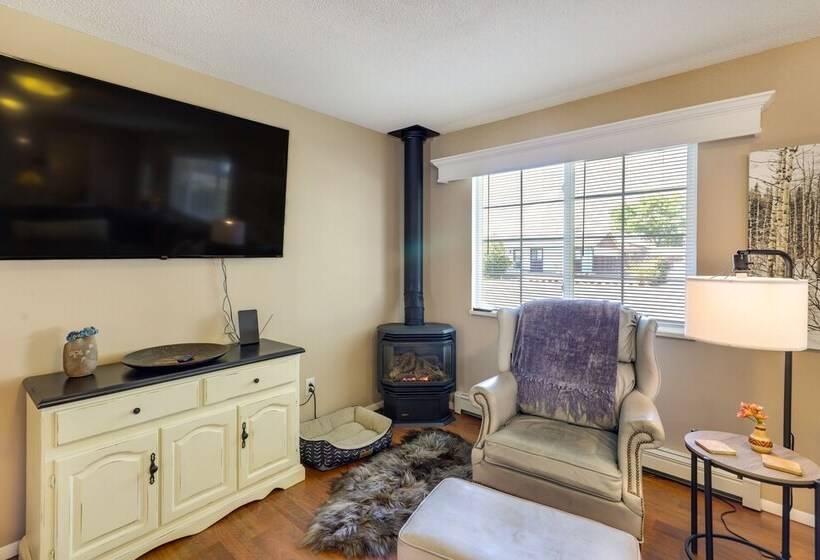 Hot Tub & Fire Pit: Serene Clifton Retreat!