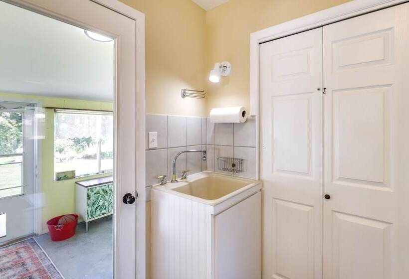 Hot Tub & Fire Pit: Serene Clifton Retreat!