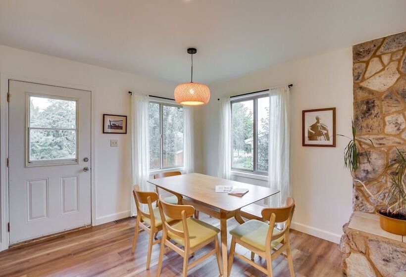 Serene Palmer Home: Walk To Downtown & Riverfront!