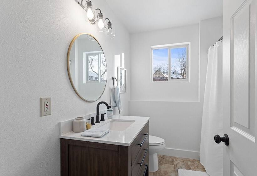 Serene Palmer Home: Walk To Downtown & Riverfront!