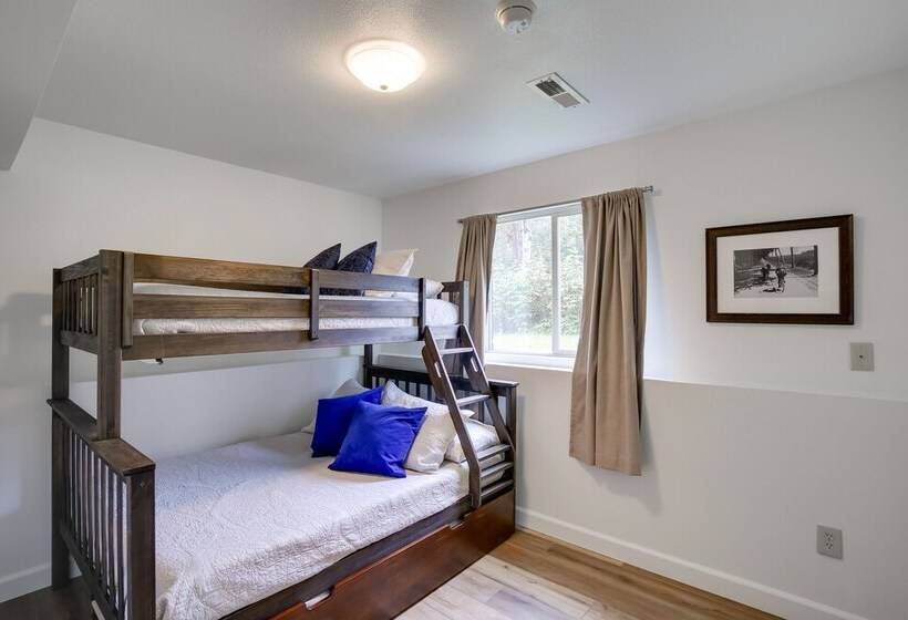 Serene Palmer Home: Walk To Downtown & Riverfront!