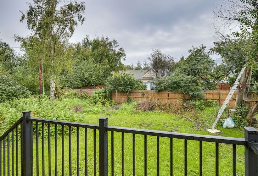 Serene Palmer Home: Walk To Downtown & Riverfront!