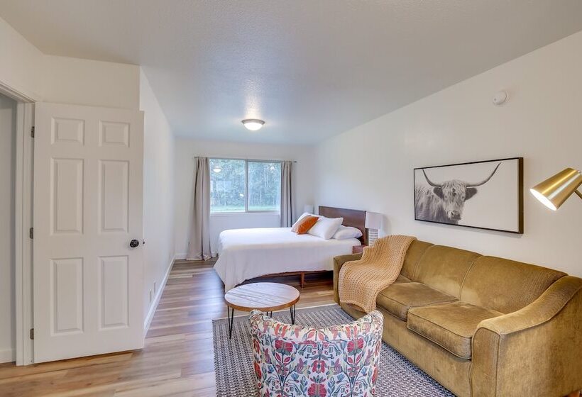 Serene Palmer Home: Walk To Downtown & Riverfront!