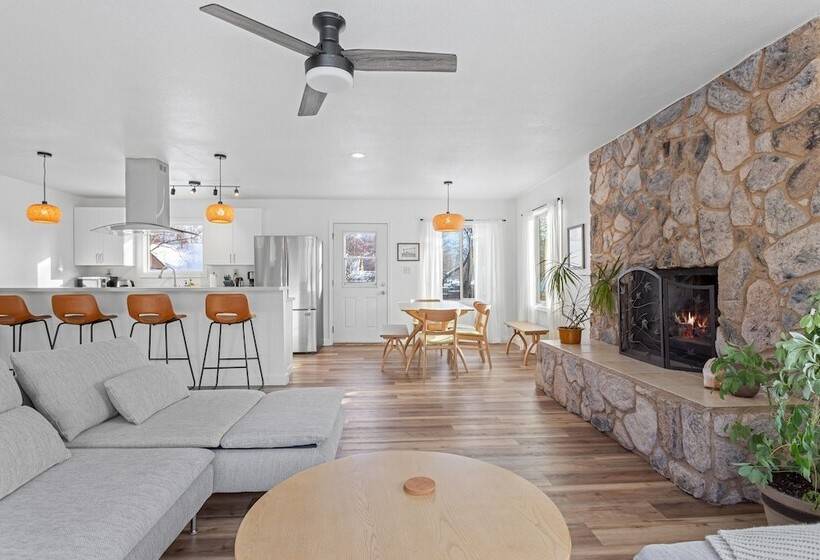 Serene Palmer Home: Walk To Downtown & Riverfront!