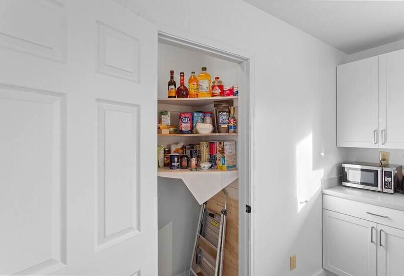 Serene Palmer Home: Walk To Downtown & Riverfront!