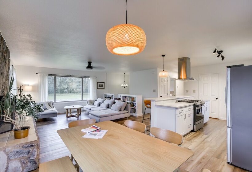 Serene Palmer Home: Walk To Downtown & Riverfront!