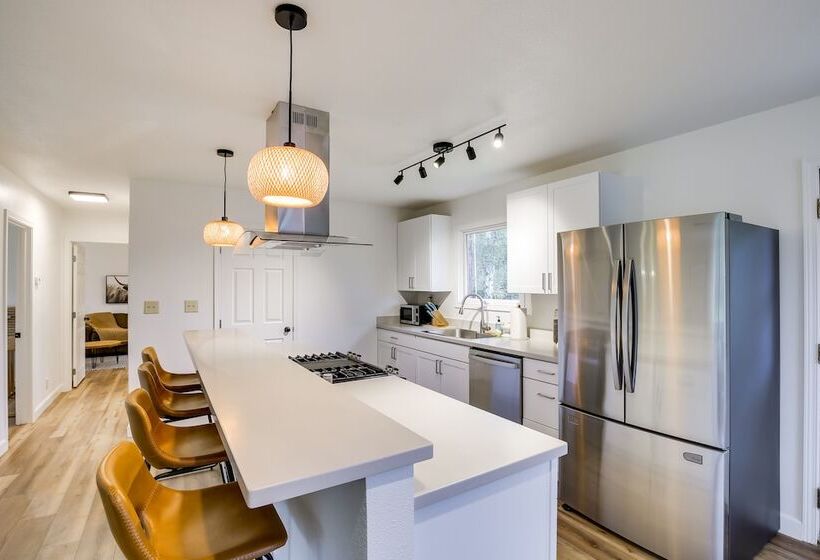 Serene Palmer Home: Walk To Downtown & Riverfront!