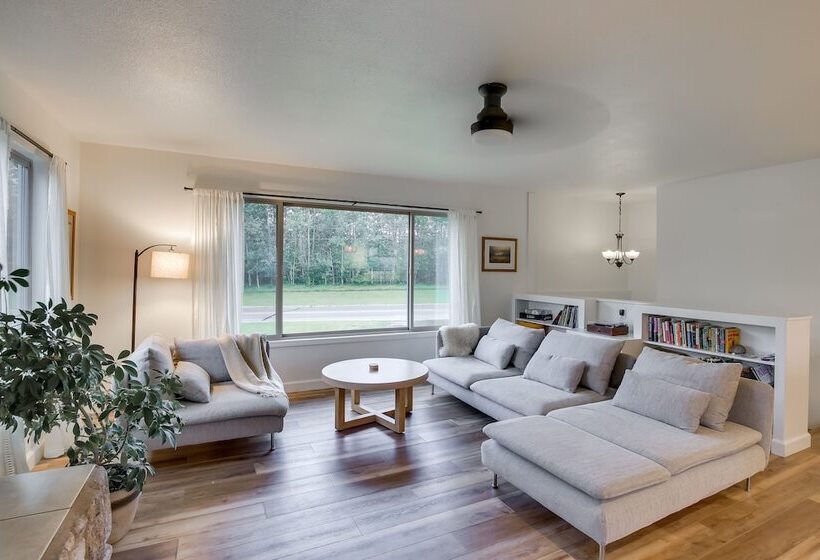 Serene Palmer Home: Walk To Downtown & Riverfront!