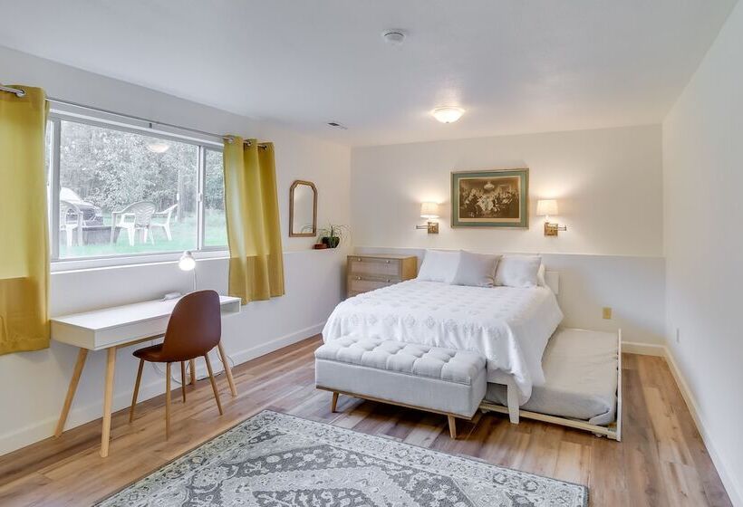 Serene Palmer Home: Walk To Downtown & Riverfront!