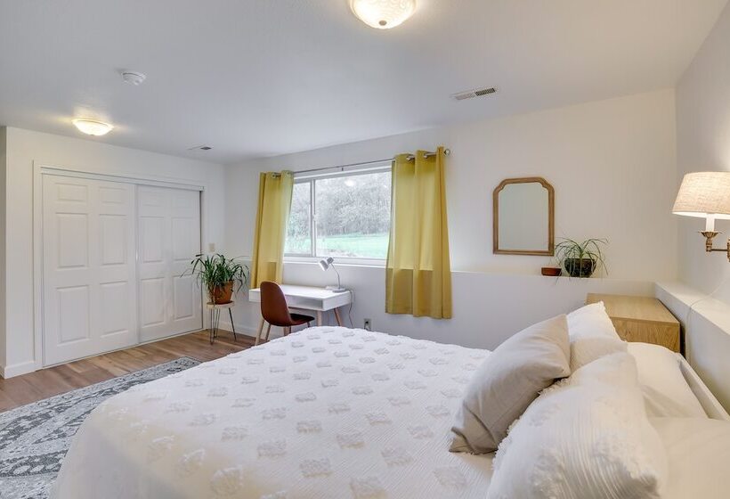 Serene Palmer Home: Walk To Downtown & Riverfront!