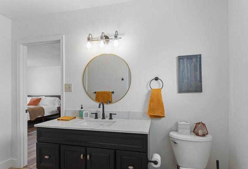 Serene Palmer Home: Walk To Downtown & Riverfront!