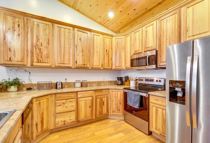 Pet Friendly Show Low Cabin W/ 1 Acre Fenced Yard!